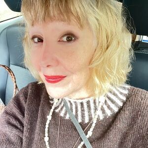 Hi! I’m Caryn. I’m an artist & writer. I buy clothes in the UK & sell them here.